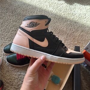Jordan retro 1 high crimson tint